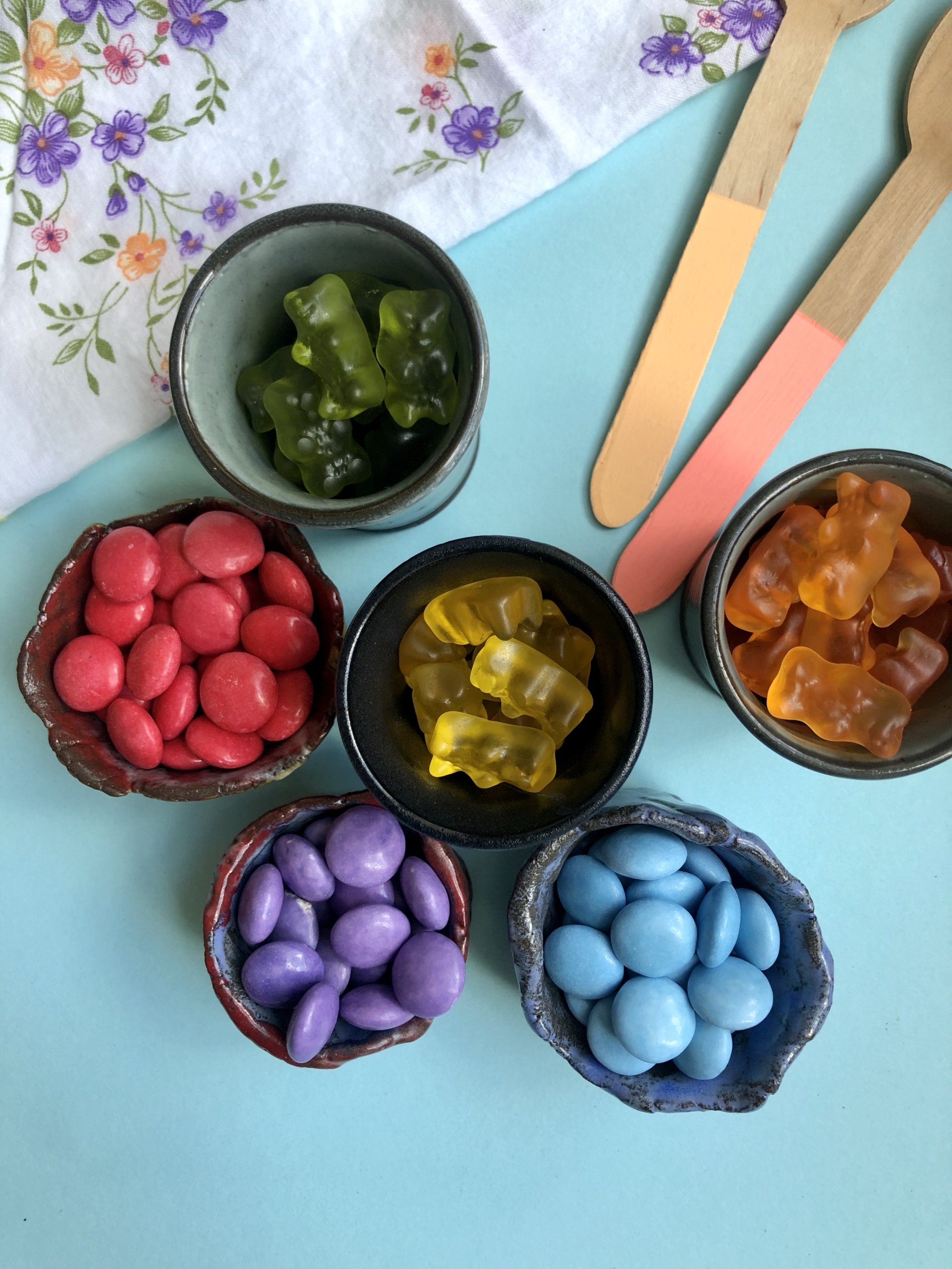 Kuchen mit Süßigkeiten verziert