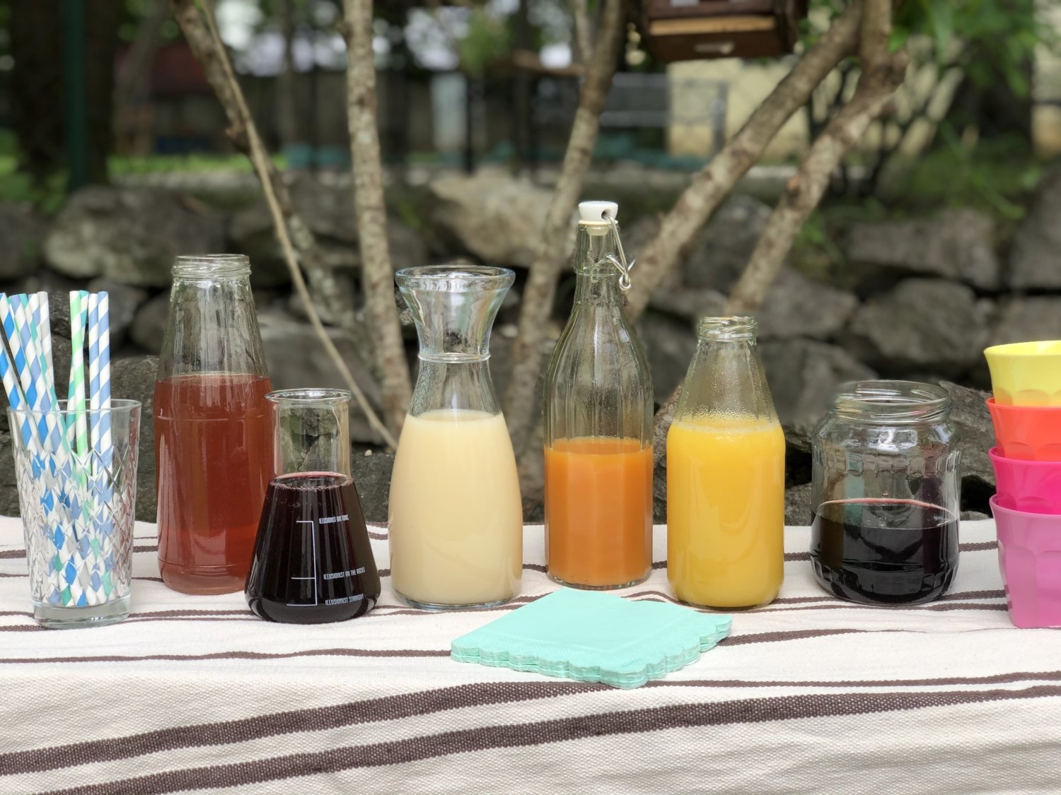 Saftbar in Regenbogenfarben